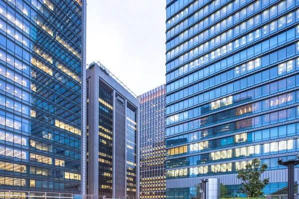 Edifícios de escritórios modernos em Tóquio — Fotografia de Stock