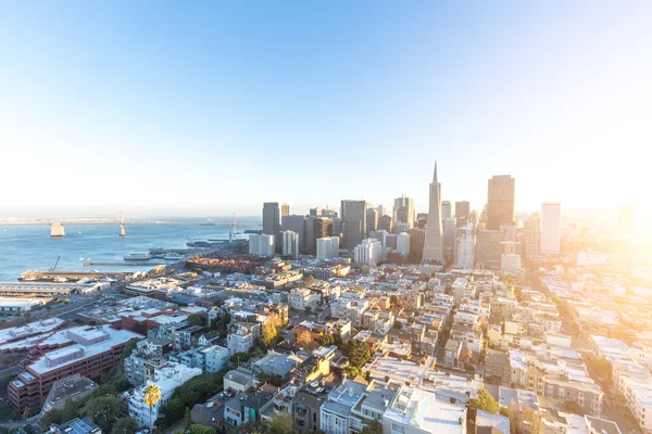 Paisaje urbano y horizonte de San Francisco al amanecer — Foto de Stock