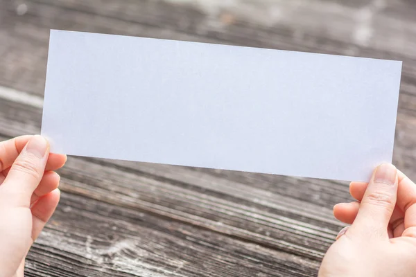 Mãos de wowan segurando papel em branco — Fotografia de Stock