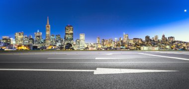 cityscape ve San Francisco manzarası ile boş yol
