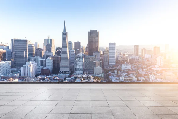 Lantai kosong dengan pemandangan kota dan langit San Francisco — Stok Foto