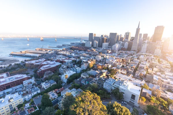 Paisaje urbano y horizonte de San Francisco al amanecer — Foto de Stock