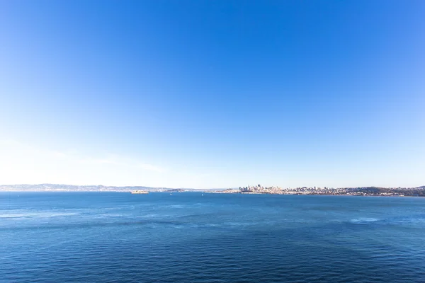 Agua con paisaje urbano y horizonte de San Francisco —  Fotos de Stock