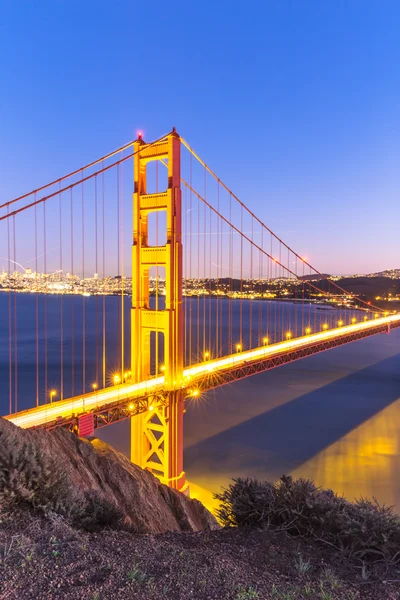 Navio de carga atravessando Gold Gate Bridge — Fotografia de Stock