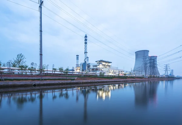 Moderna central eléctrica cerca del río en el crepúsculo —  Fotos de Stock