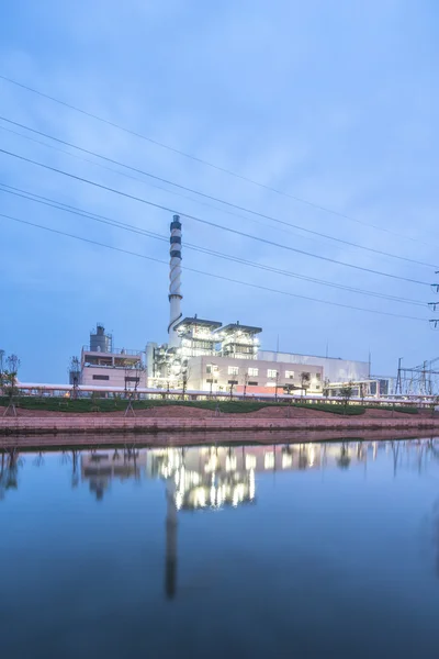 Moderne kerncentrale in de buurt van rivier in schemerlicht — Stockfoto