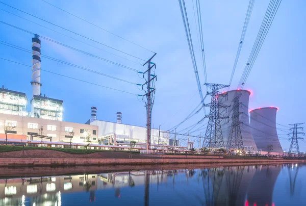 Moderna central eléctrica cerca del río en el crepúsculo — Foto de Stock