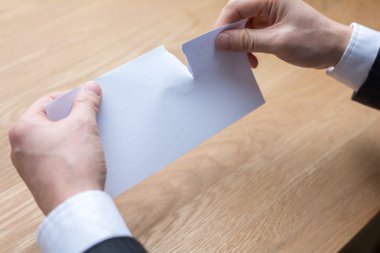Kağıt Makas tarafından yırtılma işadamı