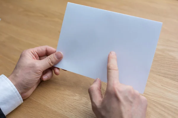 Işadamı holding beyaz boş kağıt — Stok fotoğraf