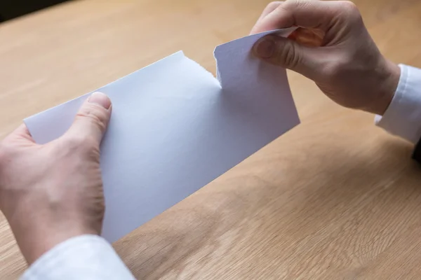 Empresário rasgando papel por tesoura — Fotografia de Stock