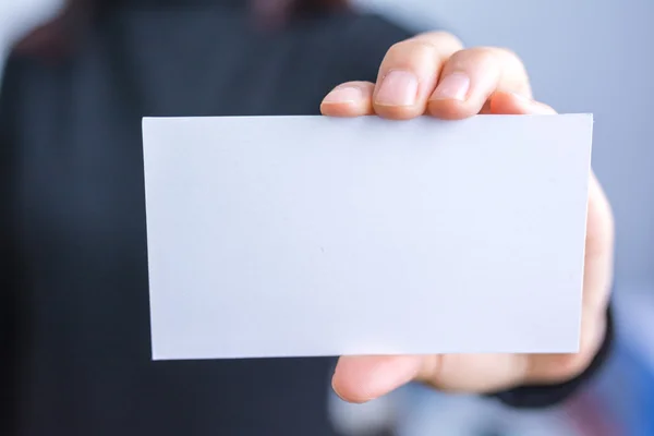 Zakenman bedrijf witte blanco papier — Stockfoto