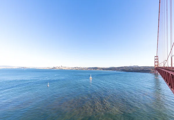 Βάρκα, θάλασσα, γέφυρα, αστικό τοπίο και στον ορίζοντα του Σαν Φρανσίσκο — Φωτογραφία Αρχείου