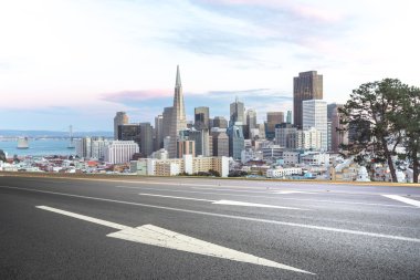 cityscape ve San Francisco manzarası ile boş yol