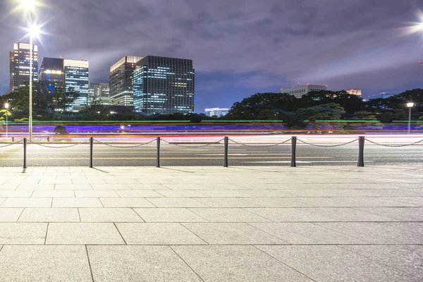 Hektisk trafik på väg i centrala Tokyo — Stockfoto