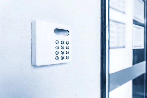 Cerradura de seguridad de alta tecnología en la pared — Foto de Stock