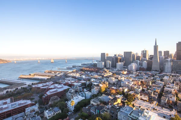 Paisaje urbano y horizonte de San Francisco al amanecer —  Fotos de Stock