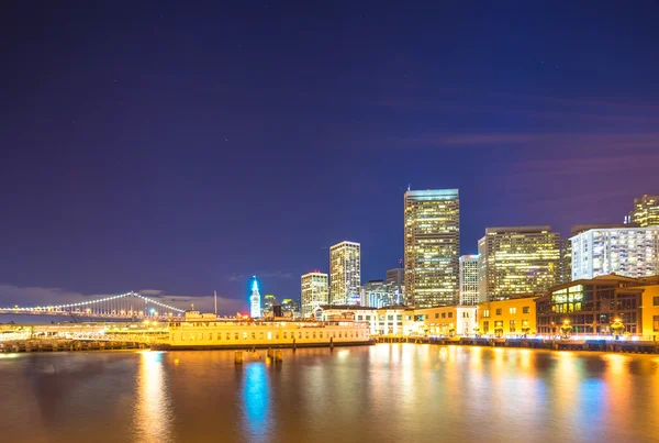 Edifícios modernos perto de água em San Francisco à noite — Fotografia de Stock