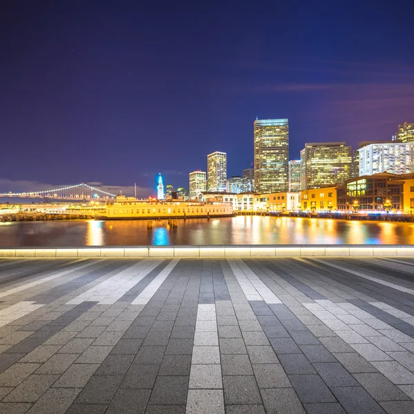 Pavimento con paesaggio urbano e skyline di San Francisco — Foto Stock