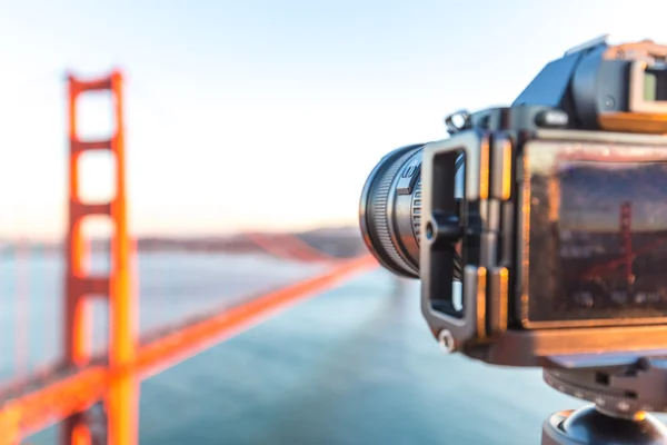 Kamera s Gold Gate Bridge nad vodou — Stock fotografie