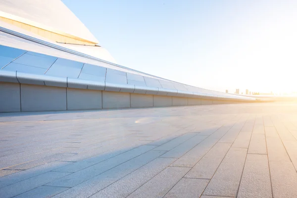 Lege vloer met skyline en skyline van Harbin — Stockfoto