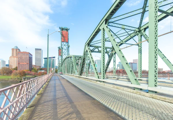 Voetpad op brug met skyline en skyline van Portland — Stockfoto