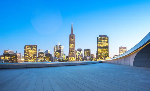 Paysage urbain et horizon de San Francisco au lever du soleil — Photo
