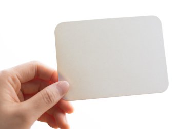 beyaz boş kağıt tutan kadının el