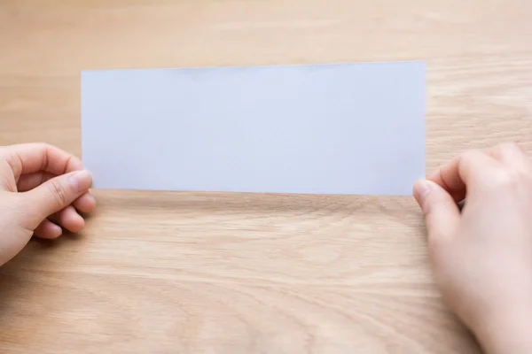 Kvinnans händer med vit blank papper — Stockfoto