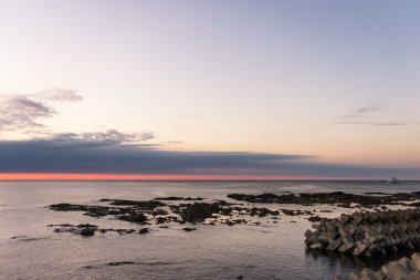 gündoğumu sakin denizde kaya Plajı