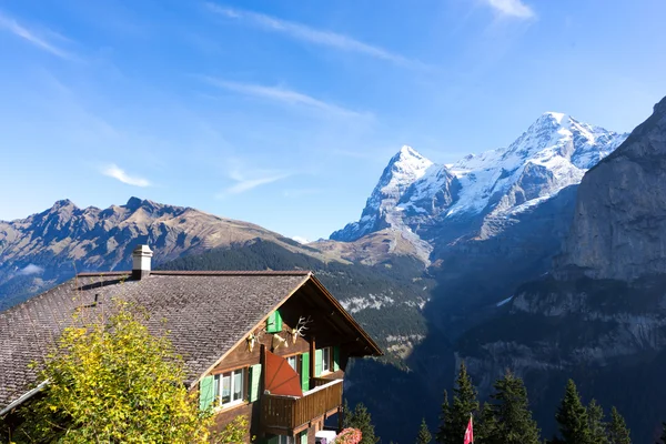 Pemandangan salju pegunungan Alpen dari rumah tinggal — Stok Foto