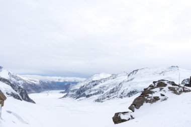 Alp Dağları kar sahnesinde
