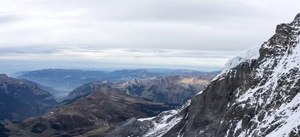 Scène van de sneeuw op de bergen van de Alpen — Stockfoto