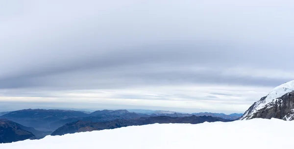 Scène van de sneeuw op de bergen van de Alpen — Stockfoto