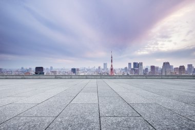 cityscape ve Tokyo siluetinin ile boş sokak