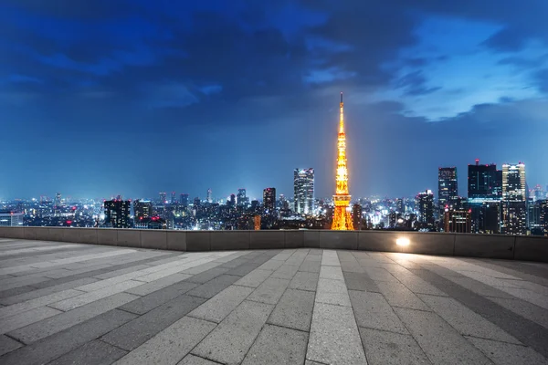 Calle vacía con paisaje urbano y horizonte de Tokio —  Fotos de Stock