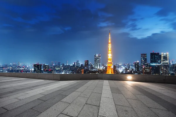 Pusta ulica z gród i panoramę Tokio — Zdjęcie stockowe