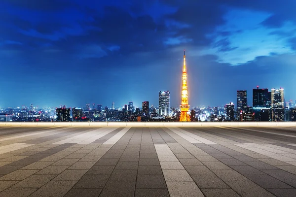 Pusta ulica z gród i panoramę Tokio — Zdjęcie stockowe