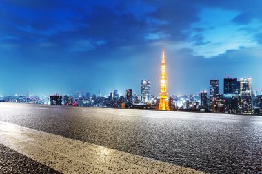 cityscape ve Tokyo siluetinin ile boş sokak