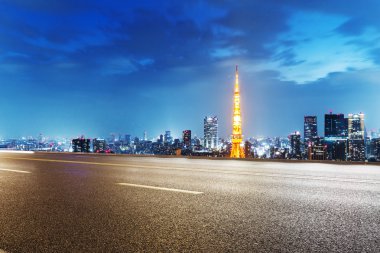 cityscape ve Tokyo siluetinin ile boş sokak