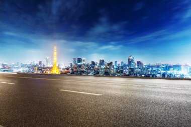 cityscape ve Tokyo siluetinin ile boş sokak