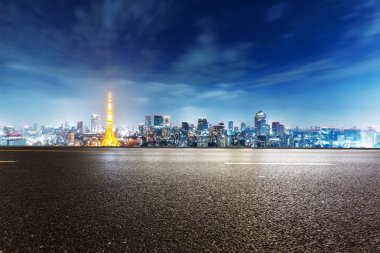 cityscape ve Tokyo siluetinin ile boş sokak
