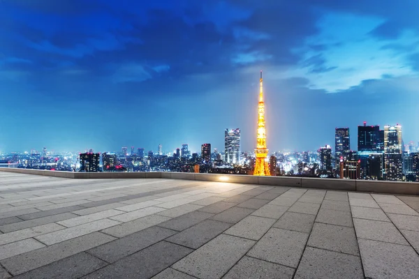 Pusta ulica z gród i panoramę Tokio — Zdjęcie stockowe