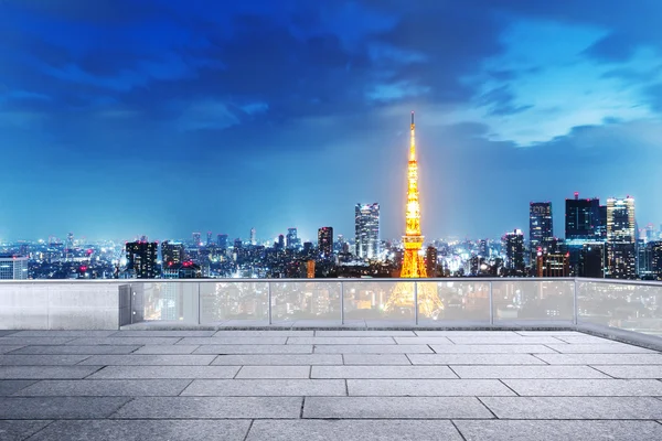 Pusta ulica z gród i panoramę Tokio — Zdjęcie stockowe