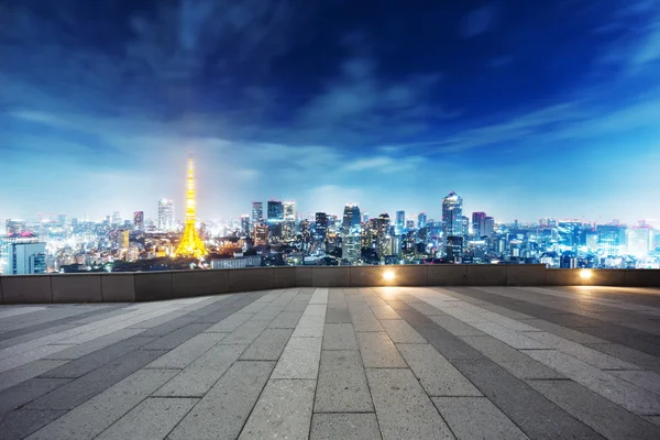 Empty street with cityscape and skyline of Tokyo — Stock Photo, Image