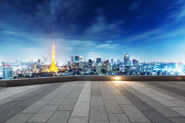 Empty street with cityscape and skyline of Tokyo — Stock Photo, Image