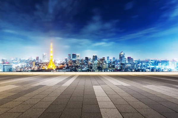 Cityscape ve Tokyo siluetinin ile boş sokak — Stok fotoğraf