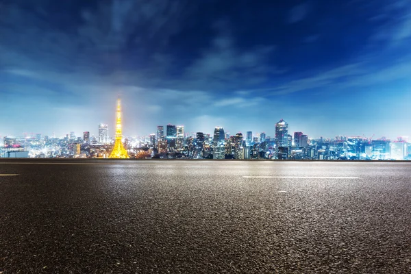 Empty street with cityscape and skyline of Tokyo — Stock Photo, Image