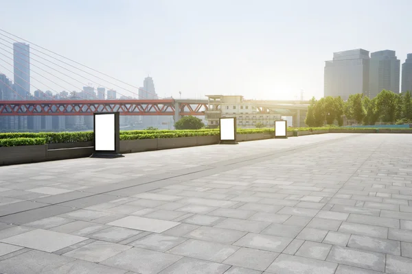 Pavimento vuoto con paesaggio urbano e skyline di Chongqing — Foto Stock