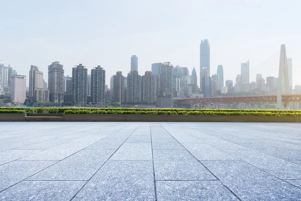 Plancher vide avec paysage urbain et horizon de Chongqing — Photo