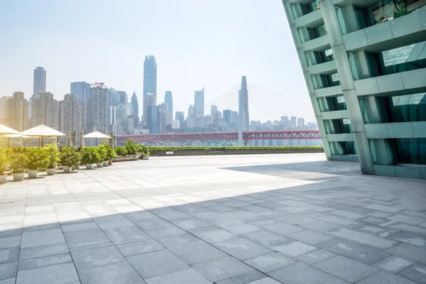 Plancher vide avec paysage urbain et horizon de Chongqing — Photo